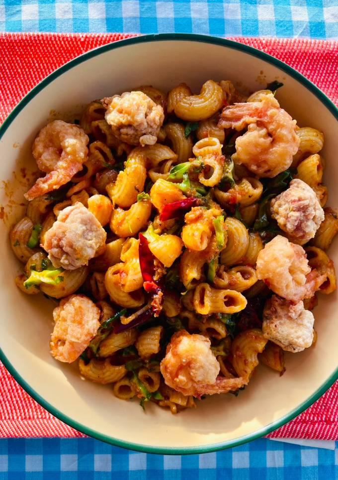 รูปของ มะกะโรนีผัดซอสยำถั่วพูพริกเผาโรยหน้ากุ้ง+หมูป๊อบ🌶️🫚🧄🍝🍅