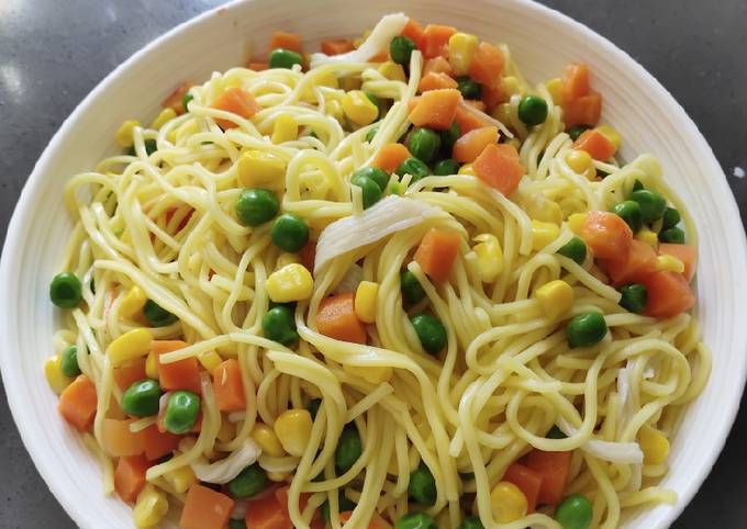 A picture of Yellow Noodle with Mix Veggies.