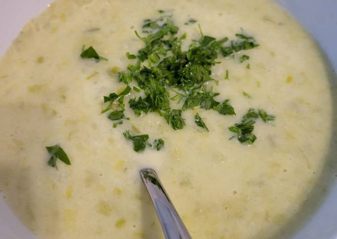 A picture of Potato and leek cream soup.