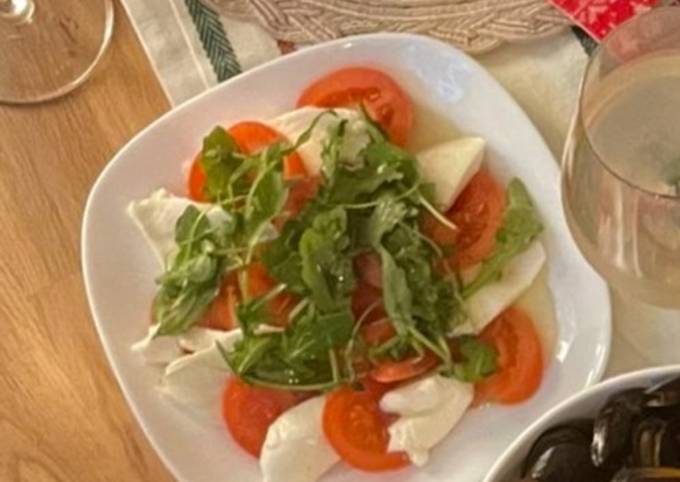 A picture of Tomato, mozzarella & rocket.