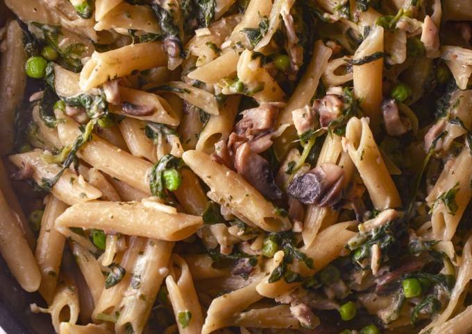 A picture of Chicken, Mushroom & Spinach Pasta.