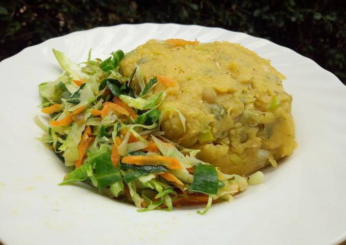 A picture of Green mashed bananas and sauteed vegetables.