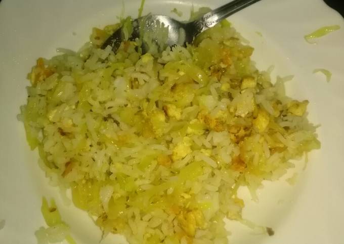 A picture of Rice eggs and cabbage.