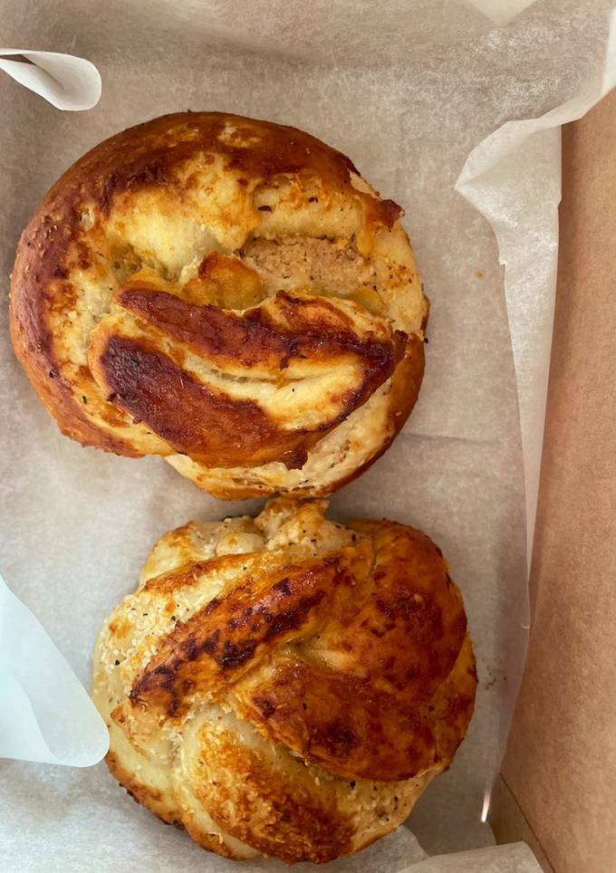 รูปของ Pretzel Bun ไส้ white choc รสชาเครื่องเทศ (Pretzel Bun with Chai tea white Choc assorted) 🥨☕️🫖