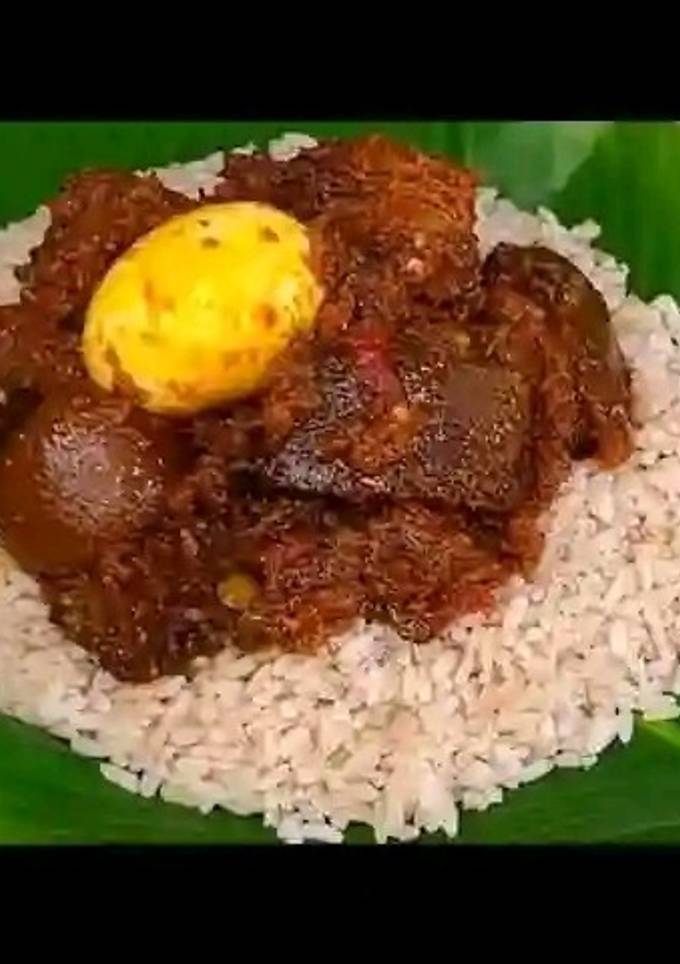 A picture of Ofada Rice and Ayamase (Green Pepper Sauce).