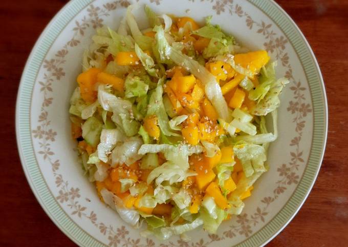 A picture of Mango lettuce salad.