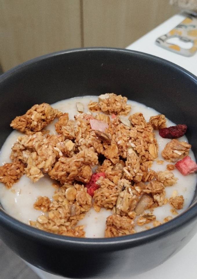 A picture of Gluten free porridge with gluten free granola.