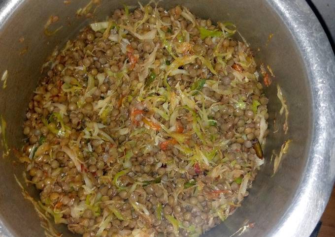 A picture of Lentils with cabbage.