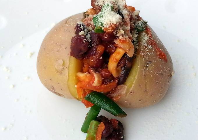 A picture of Baked Potato With Spicy Beans And Vegetable.