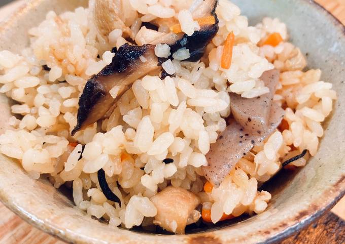 A picture of Rice seasoned with soy sauce and boiled with chicken and savory vegetables.