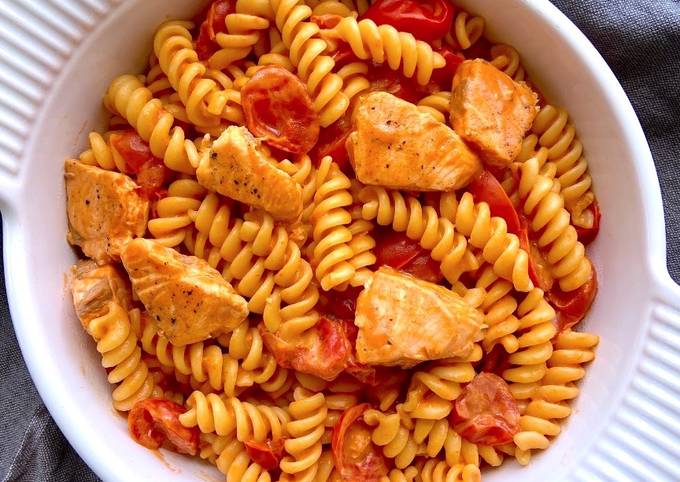 A picture of Tomato Coconut Cream Pasta with Salmon.