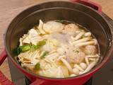 A picture of Chinese style hotpot with meatballs and Napa cabbage 🥬.