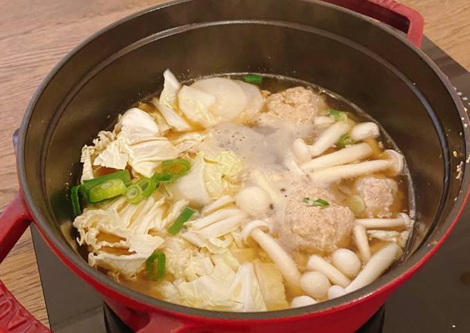 A picture of Chinese style hotpot with meatballs and Napa cabbage 🥬.