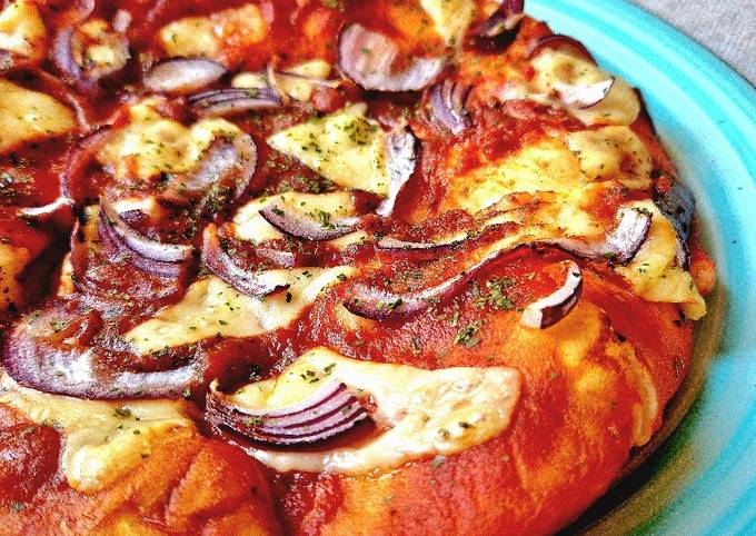 A picture of Cheese and Onion Pizza (Vegetarian).