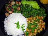 A picture of Pigeon peas stew and steamed broccoli.