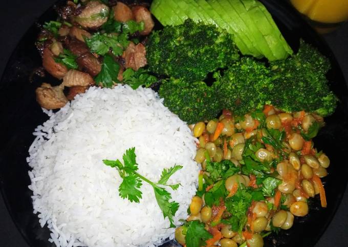 A picture of Pigeon peas stew and steamed broccoli.