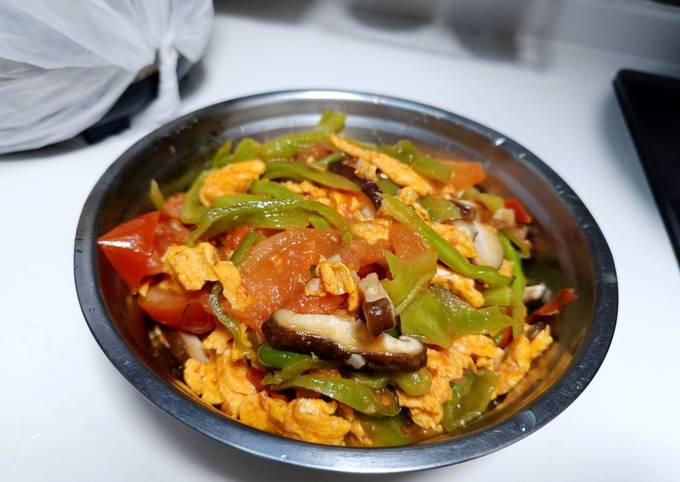 A picture of Spicy green pepper shreds, shiitake mushrooms and tomato scrambled egg shreds (辣青椒炒香茹加番茄炒滑蛋).