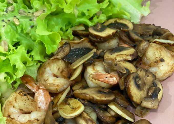 A picture of Stir-fried shrimp and mushroom.