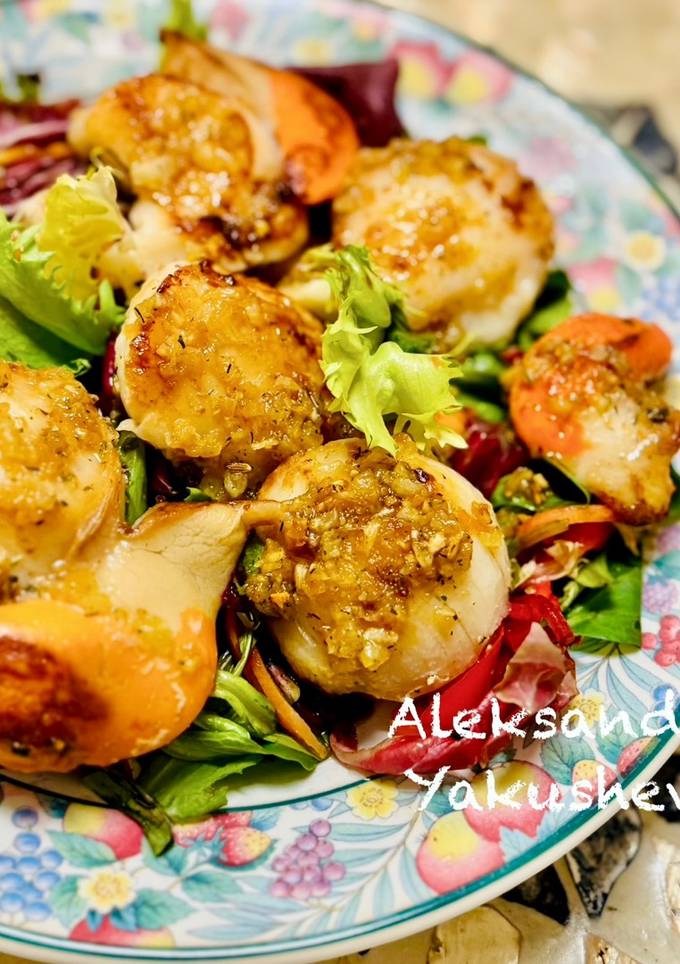 A picture of Salad with sea scallops.