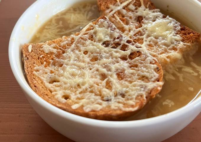 A picture of Inspired French Onion soup / soupe à l’ognions gratinée (without wine/alcohol).