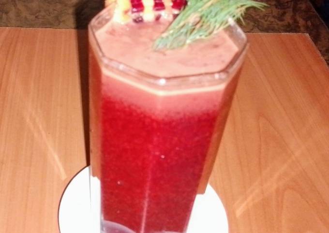 A picture of Beetroot, carrot and pomegranate juice 🥕🍯.