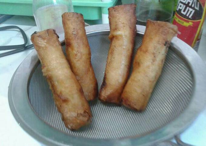 A picture of Savory pork and vegetable egg roll.