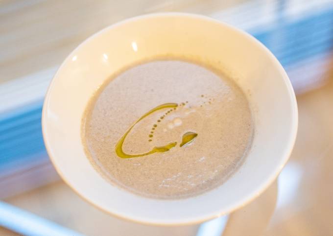 A picture of Mushroom cream soup.