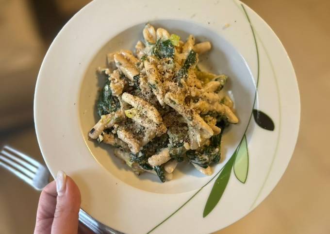 A picture of Fuzi pasta with leek, spinach and walnuts.