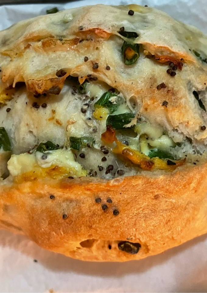 รูปของ ขนมปังไข่คนกุ๊ย(ช่ายและงาขี้ม่อน) 🍞🧀Scallion and Scrambled Egg Bread)🍞