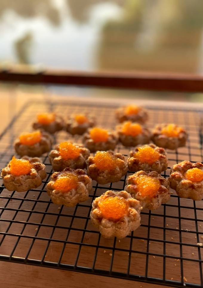 รูปของ คุกกี้🍪มะพร้าวคั่วหน้าแยมสับปะรด🍍🥥(Singapore style- shortbread cookies with coconut flake &pineapple jam)🍍🌴
