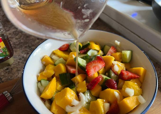 A picture of Mango-cucumber-strawberry salad.