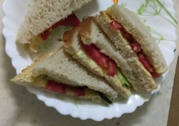 A picture of Bread sandwich (tomato/cucumber).