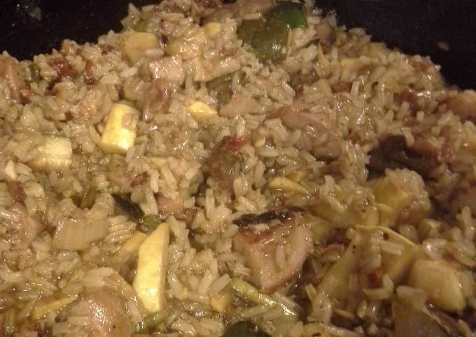 A picture of Grilled pork and vegetables fried rice.