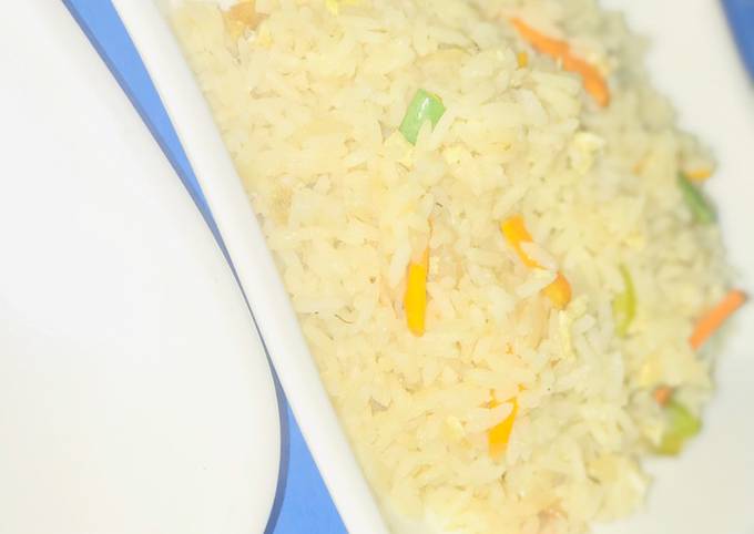 A picture of Frying rice with egg and vegetables.