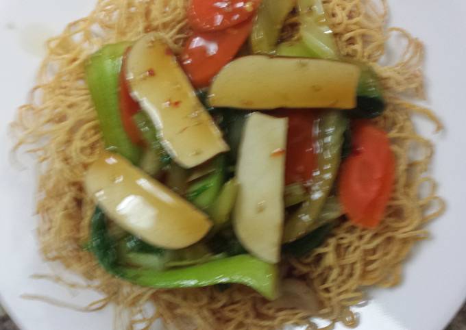 A picture of Crispy noodles and vegetables  (vegetarian bird's nest).