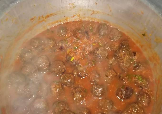 A picture of Meatballs in tomato sauce.