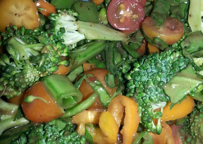 A picture of Fresh vegetable salad.