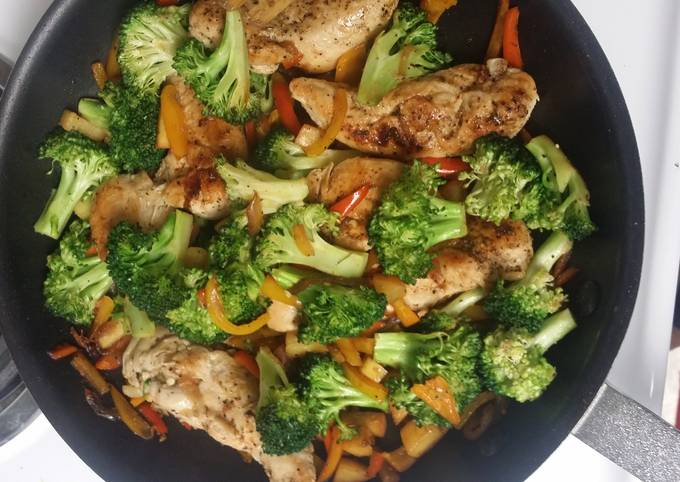 A picture of Chicken and vegetables mix.