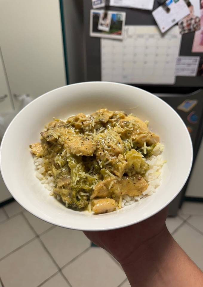 A picture of Creamy Mushroom Chicken & Rice 🍄‍🟫.