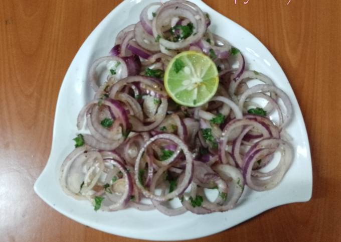 A picture of Onion salad (' laccha pyaaz').