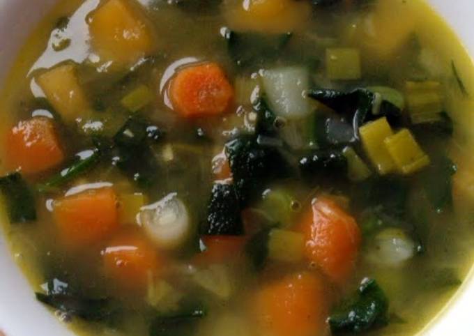 A picture of Vickys Chunky Winter Vegetable Broth, GF DF EF SF NF.