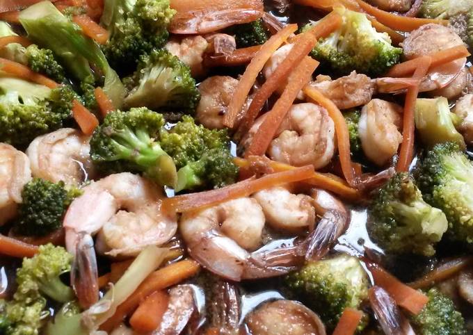 A picture of Prawns with vegetables in light sauce.