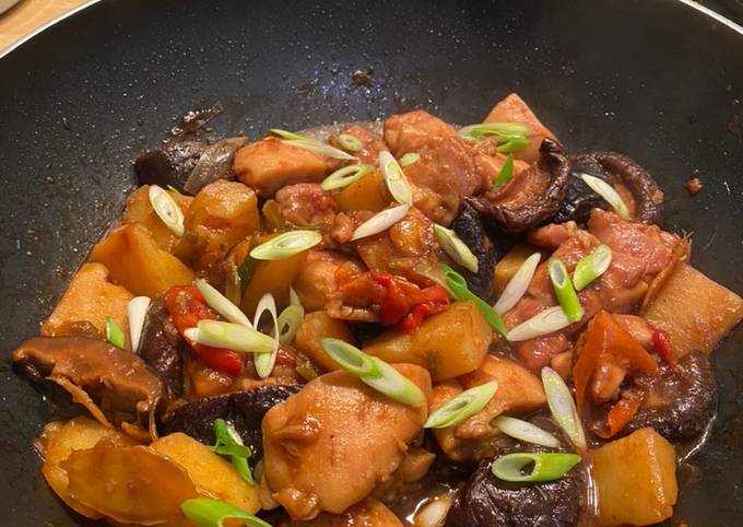 A picture of Braised Chicken with Shiitake Mushrooms and Potatoes.