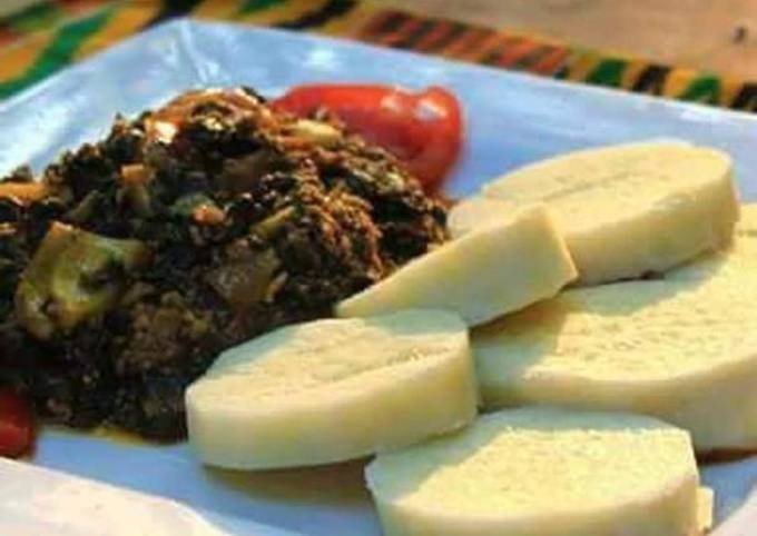 A picture of White yam with vegetable leaf.