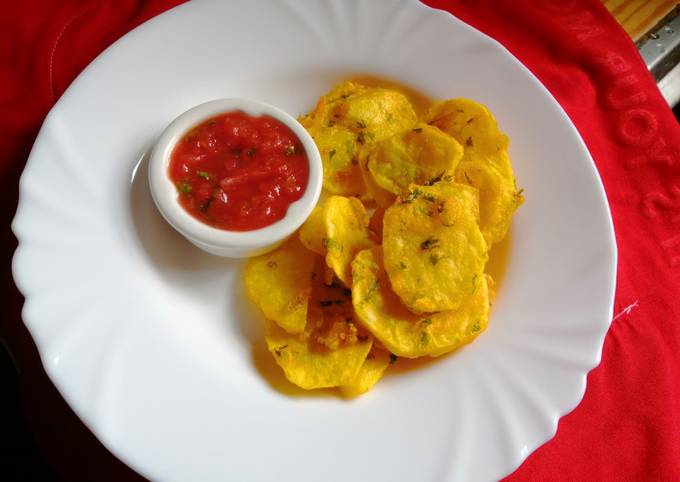 A picture of Potatoes bhajia with tomato-mango salsa dip.