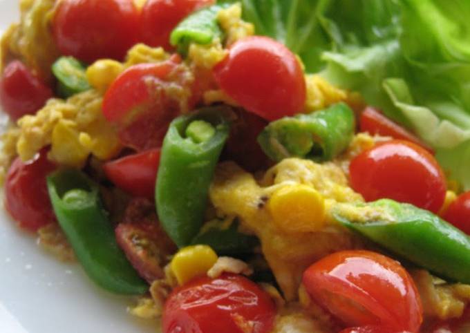 A picture of Scrambed Eggs with Colourful Vegetables and Tuna.