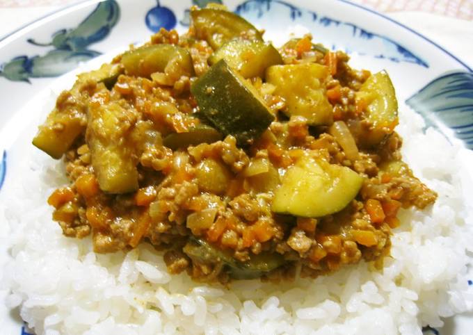 A picture of Easy, Delicious & Spicy Mince and Vegetable Curry in a Frying Pan.