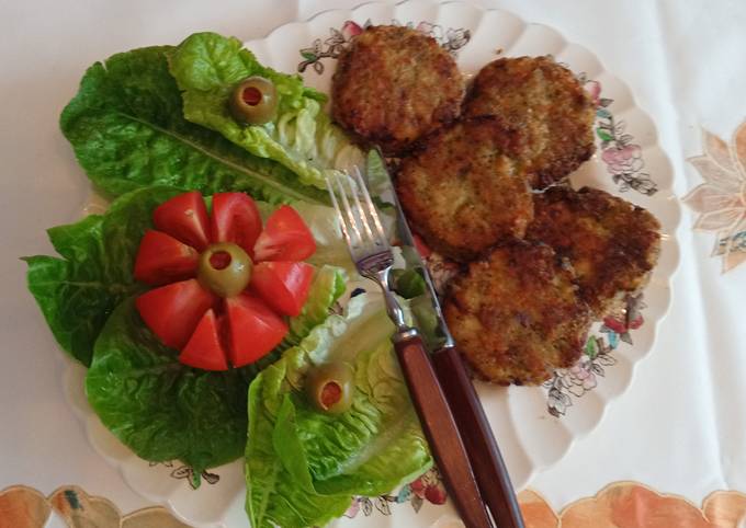 A picture of Cheesy chicken and broccoli patties.