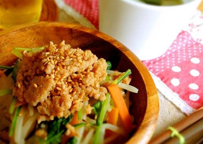 A picture of Chicken Soboro Rice Bowl With Lots Of Vegetables.