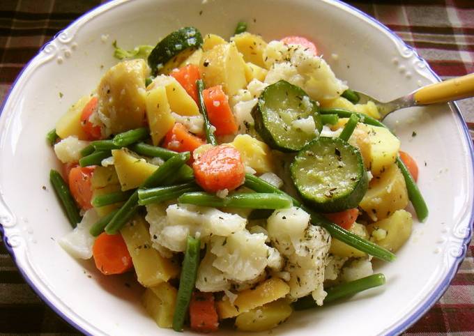 A picture of Hearty Vegetable Italian Salad.